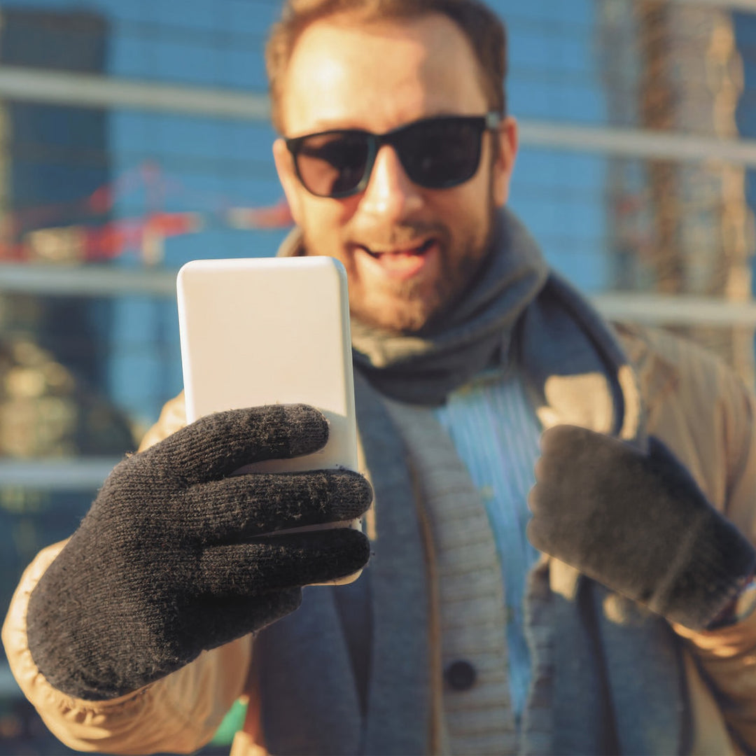 Knitted touchscreen gloves