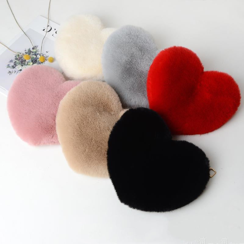 Heart-shaped fluffy bag with gold chain