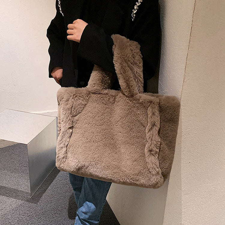 Fluffy plush tote bag with chain