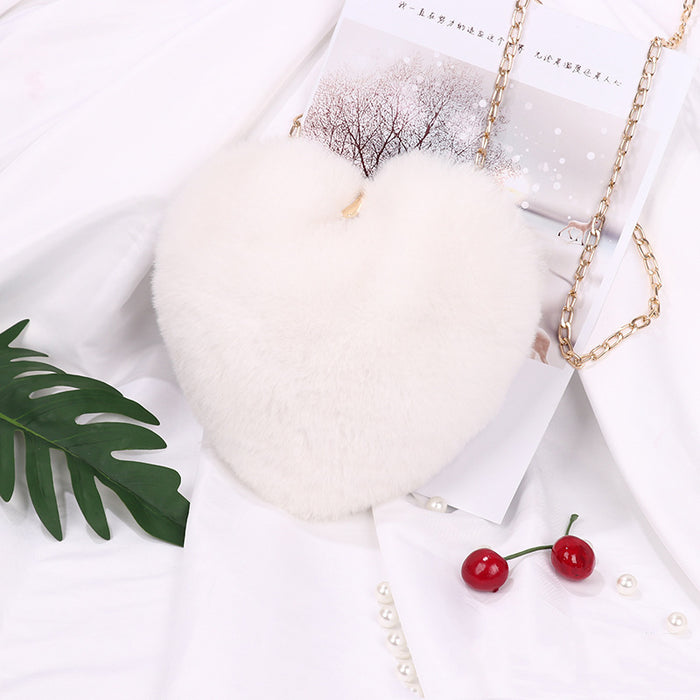 Poppy | Heart-shaped fluffy bag with gold chain